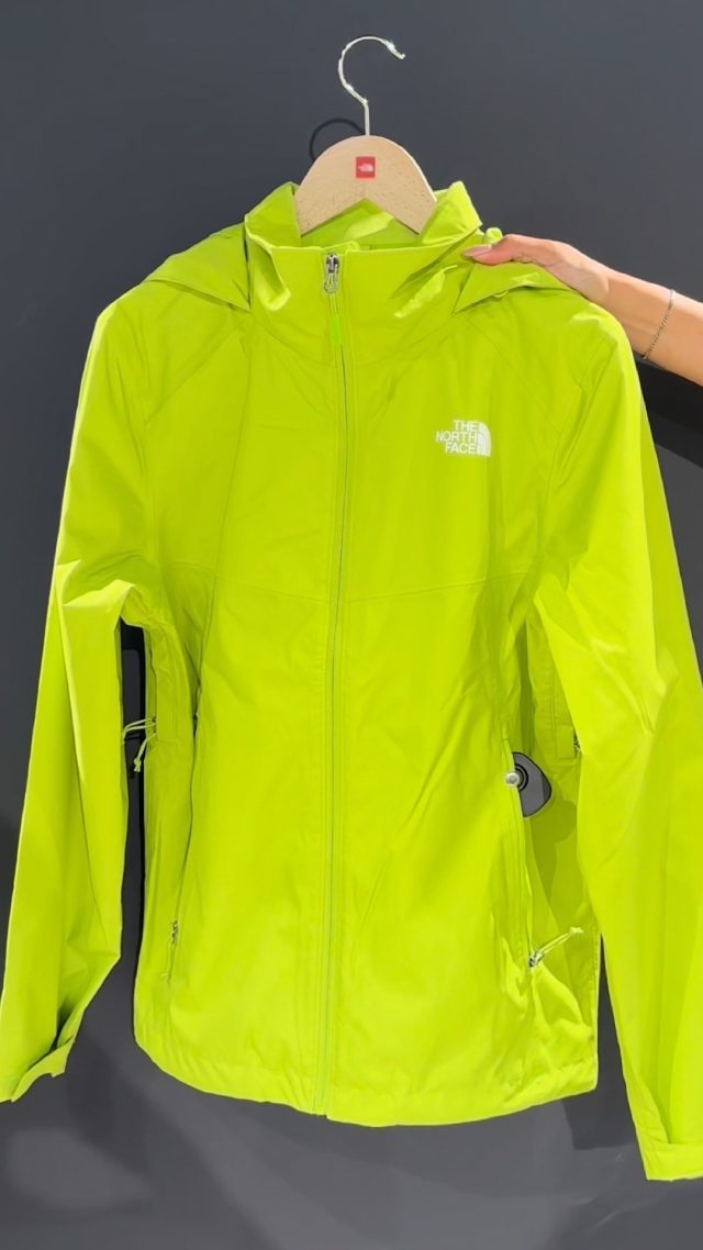 Main character coat energy 💚✨@thenorthface#TheNorthFace #LivingstonDesignerOutlet #OuterwearGoals #StyleInColour #RainMac