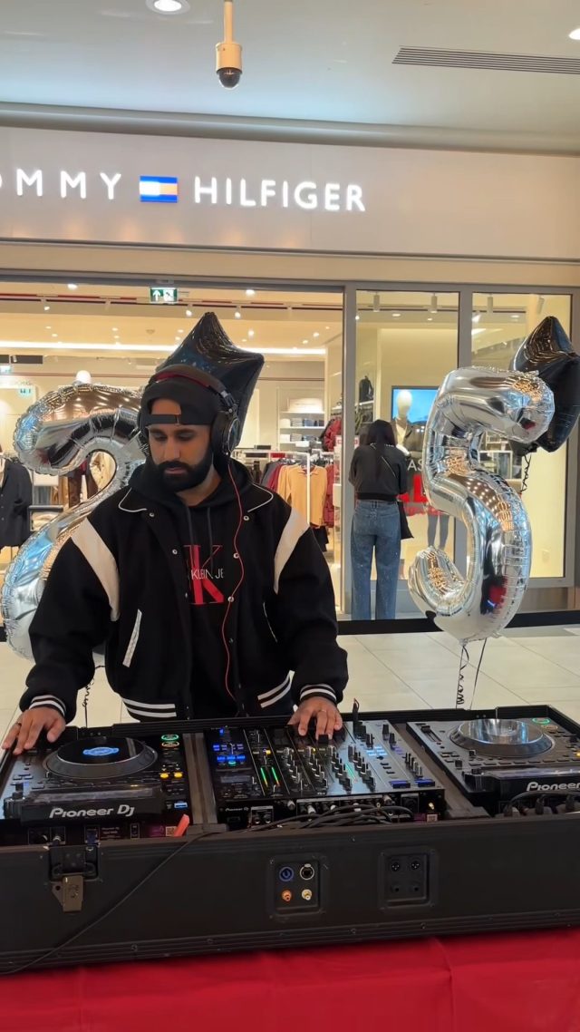 The birthday celebrations are in full swing 🎉 Here’s a sneak peek at the fun so far… the celebrations aren’t over yet! The party is on until Sunday 🥳#LivingstonDesignerOutlet #OutletShopping #25thBirthday